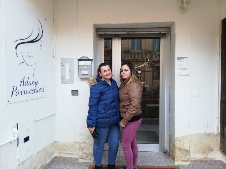 VIDEO / “Pensavo di aver perso tutto”. Anna, la giovane parrucchiera che è riuscita a riaprire sabato scorso