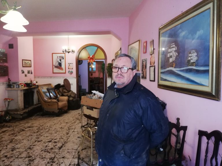 FOTO E VIDEO / “Ho visto la morte in faccia”. La casa di Luigi è ancora piena di fango, la moglie ha un braccio rotto