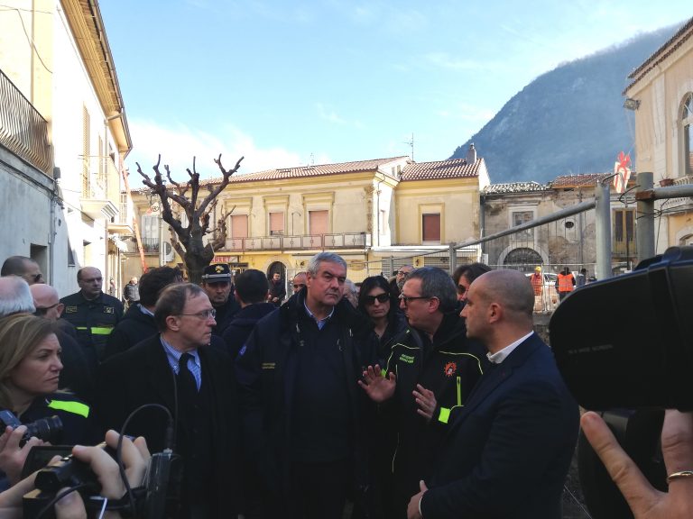 VIDEO / Borrelli, sopralluogo di oltre un’ora a San Martino. “Serve un cambio di passo, lavoreremo per rendere più sicura la zona”