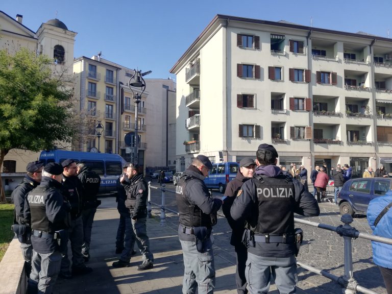 Mercato, mattinata di proteste e tensioni: la fotogallery