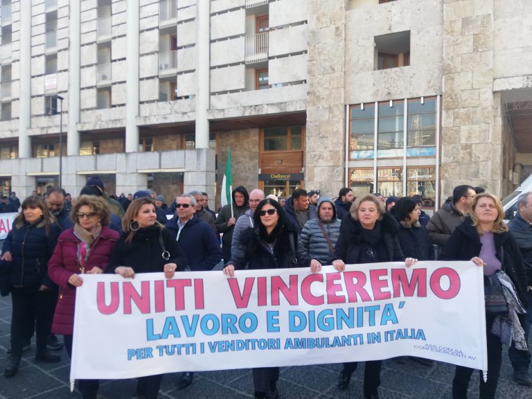 VIDEO / Niente mercato a Valle e città semibloccata: gli ambulanti compatti contro l’amministrazione