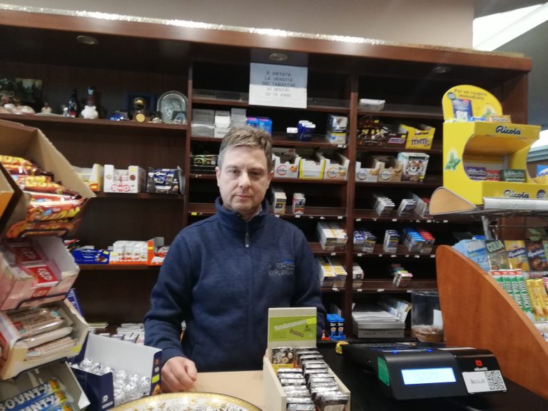 VIDEO / Spostamento bus, i commercianti di Piazza Kennedy scrivono al sindaco: “Ci ha messi in ginocchio”. Rabbia anche tra i pendolari
