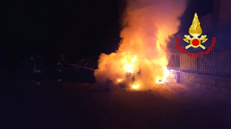 Auto in fiamme nella notte, decisivo l’intervento dei Caschi Rossi