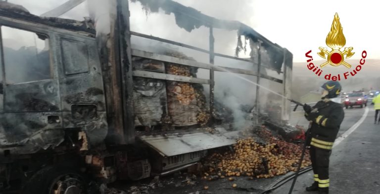 VIDEO/ Autocarro in fiamme sulla A16: salvo il conducente