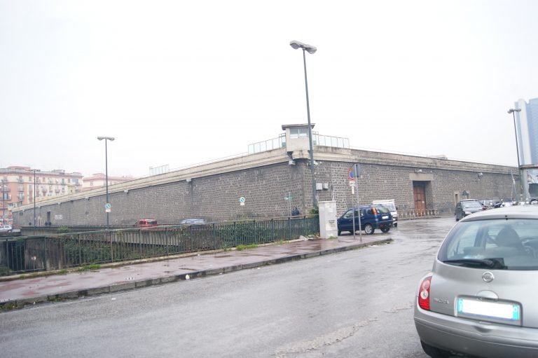 Carcere Poggioreale, droga a detenuto via posta: hashish nascosto tra le foto