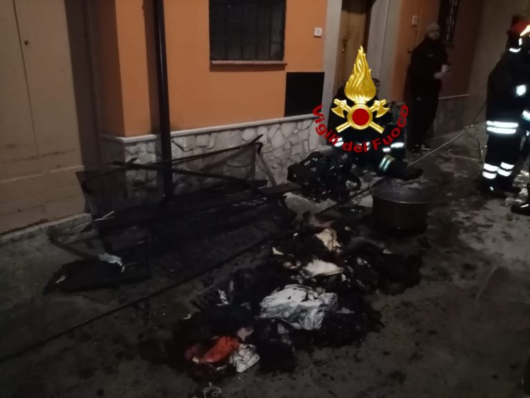 FOTO / Fiamme nel centro storico di Calitri, incendio in un’abitazione