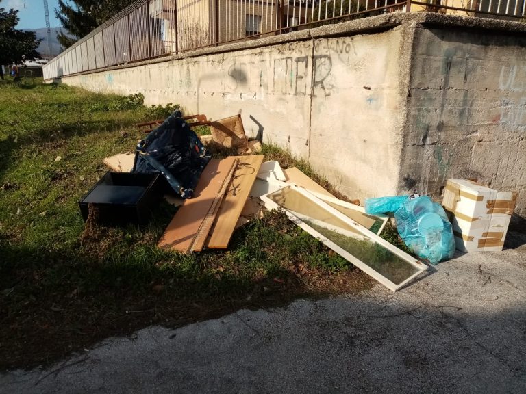 Video / Degrado in periferia, discarica abusiva a Rione Aversa
