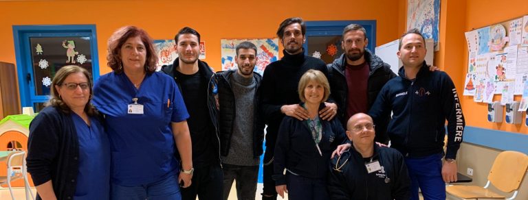 L’Avellino regala un sorriso ai bimbi di pediatria del Moscati