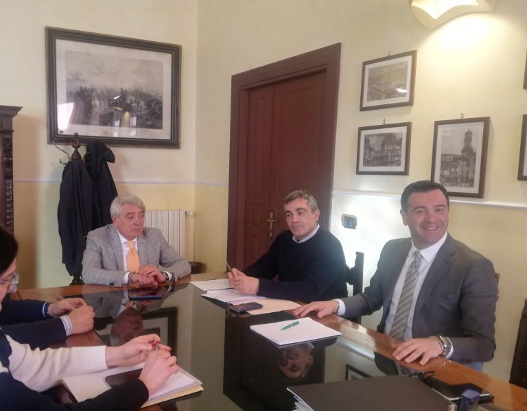 “Gli ambulanti si mettano a posto con i pagamenti. La manifestazione? Verificheremo se era autorizzata”. Mercato, Festa tira dritto