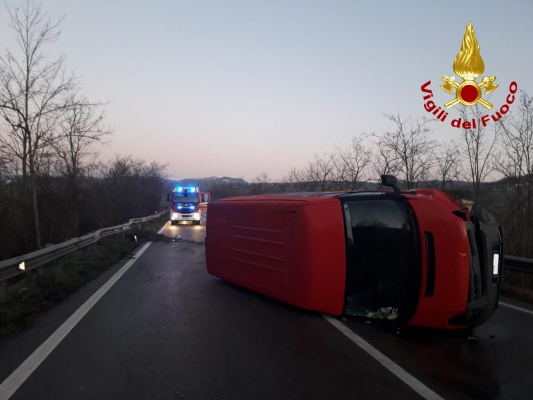 Conza della Campania, sull’Ofantina si ribalta un furgone: giovane in ospedale