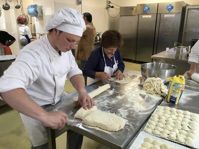 Riscoprire le tradizioni, a Lioni la decima edizione di “A tavola con le nonne”