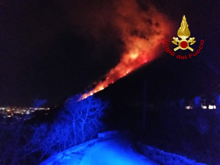 Incendi nel Vallo Lauro, vigili del fuoco in azione costante