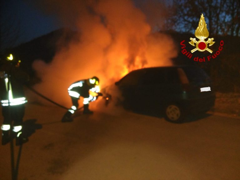 Ancora fiamme ad Atripalda: l’incendio distrugge un’auto