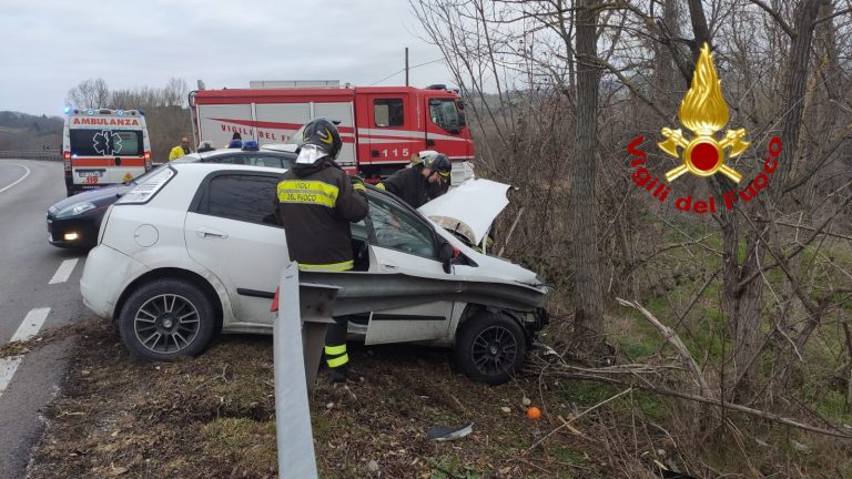 Sbanda con l’auto e finisce fuori strada: paura sull’Ofantina