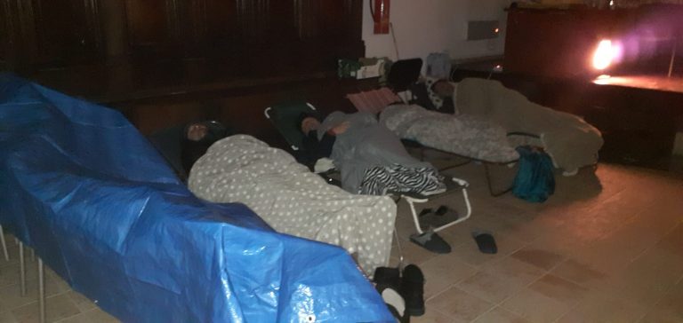 VIDEO / Novolegno, l’ennesima notte di presidio in Comune. “Non andiamo via, vogliamo risposte”