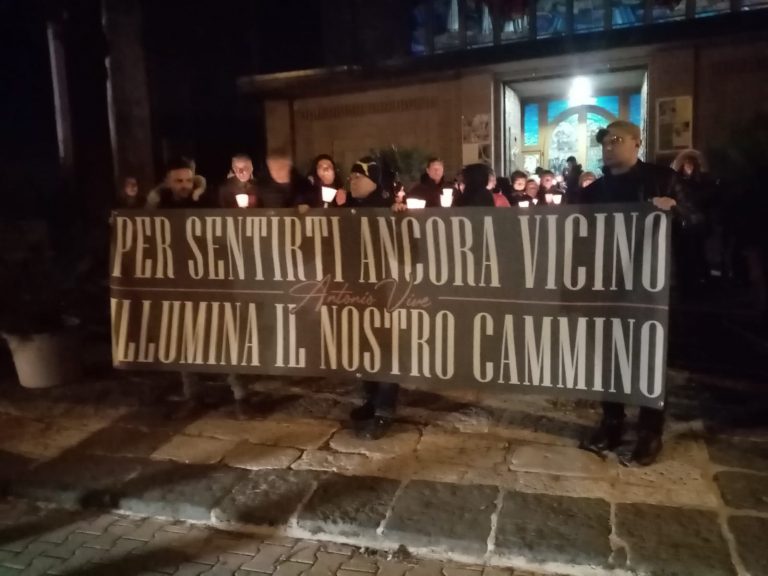VIDEO / Mercogliano, fiaccolata in ricordo di Antonio Dello Russo