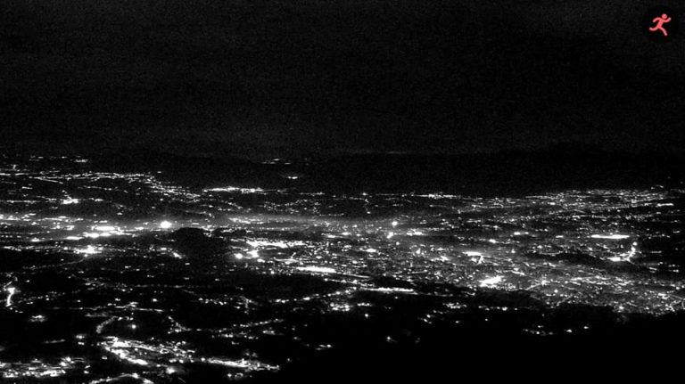 VIDEO / Fuochi nella notte di fine anno nonostante i divieti. E i fumi restano “intrappolati”