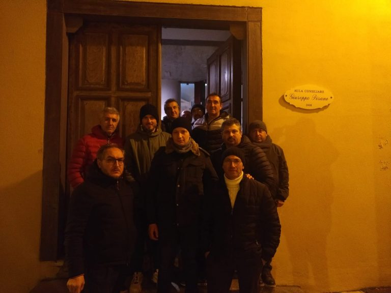 Presidio nella sala consiliare di Montefredane, stanotte con gli operai della Novolegno il sindaco Festa