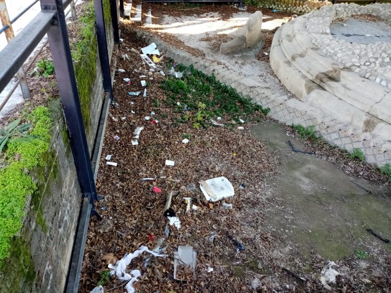 Video / Discarica abusiva nella struttura accanto al parco delle Acacie, ancora degrado nella cittadina del Sabato