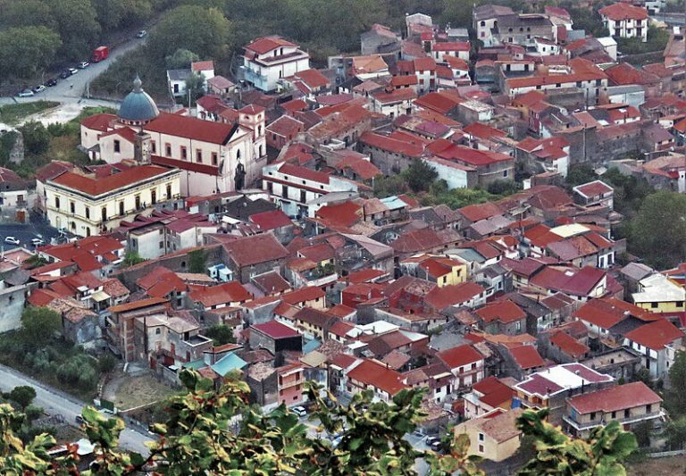 Quindici, papà invitati a scuola ed evento cancellato all’ultimo secondo: scoppia la protesta