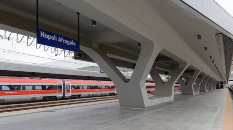 “Inaugurata senza collaudo per far incassare premi a dirigenti Rfi”. Afragola, l’ipotesi della procura sulla stazione dell’Alta velocità