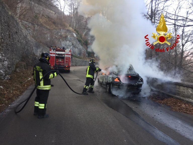 FOTO / A fuoco l’auto mentre vanno a Montevergine: paura tra i tornanti per una famiglia di Napoli