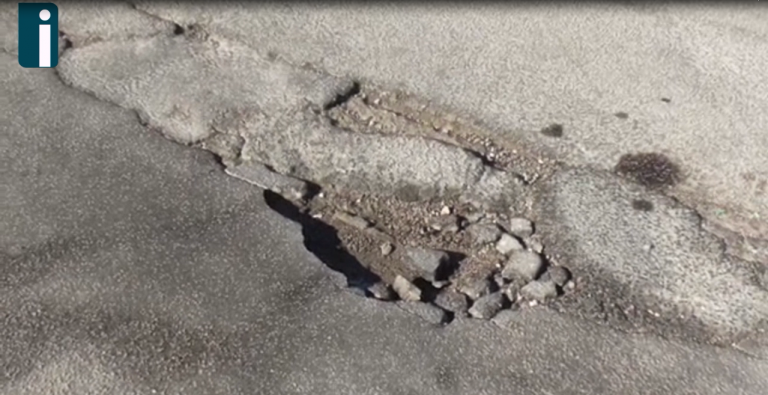 Video / Via Nobile tra buche e fossi, strada impraticabile