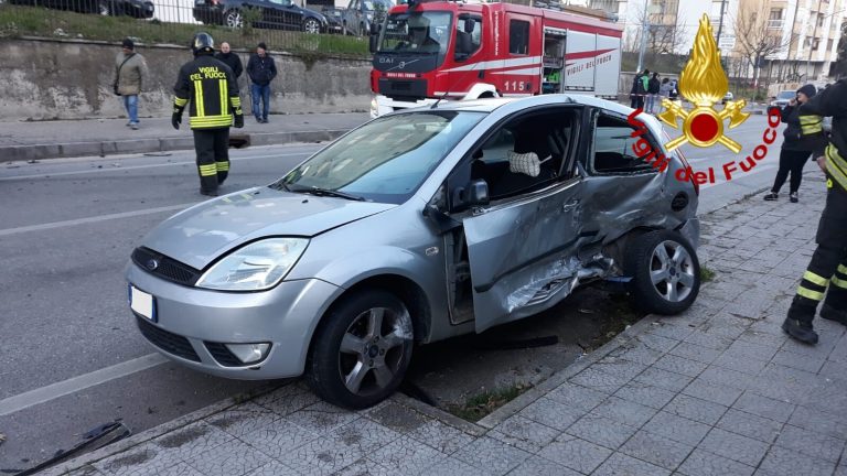 Monteforte Irpino. Impatto violento tra due auto, donna sbalzata fuori dalla macchina: ricoverata