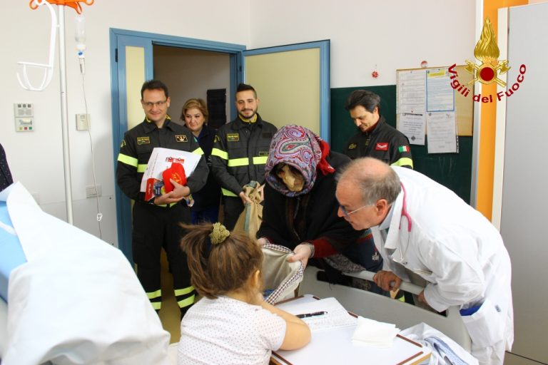 FOTO E VIDEO / Sorrisi, giochi e dolci. Arriva puntuale la Befana dei vigili del Fuoco in Pediatria