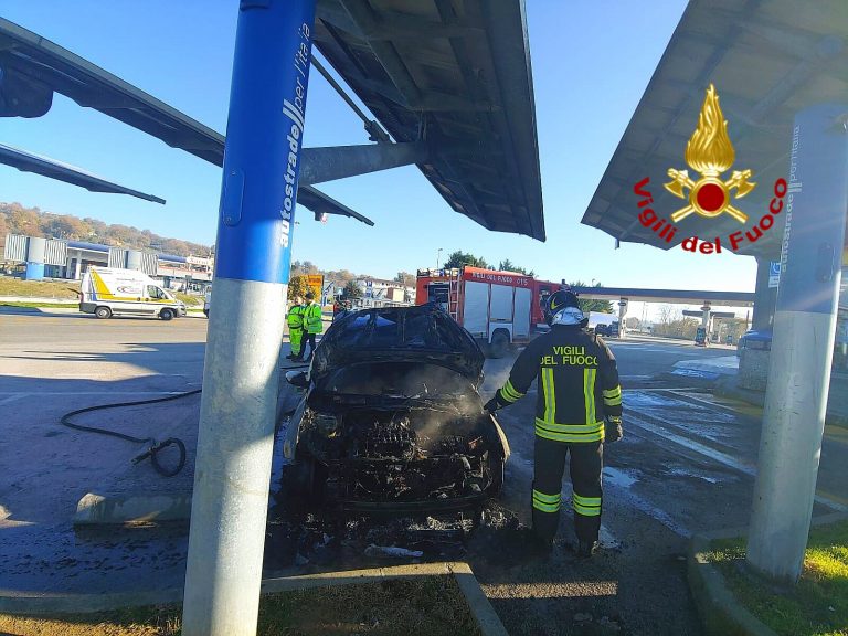 Auto in fiamme in un’area di servizio sull’A16: i caschi rossi evitano il peggio