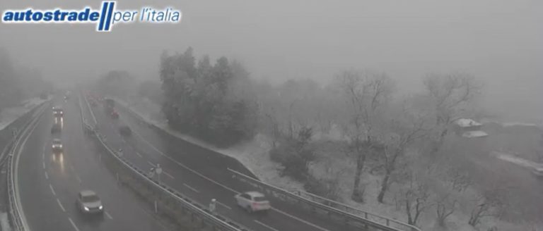 A16 imbiancata: fiocchi di neve tra Baiano e Avellino Est