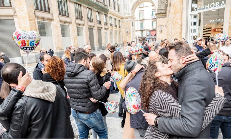 Baciamoci tutti: il flash mob di San Valentino, appuntamento domani al Vomero