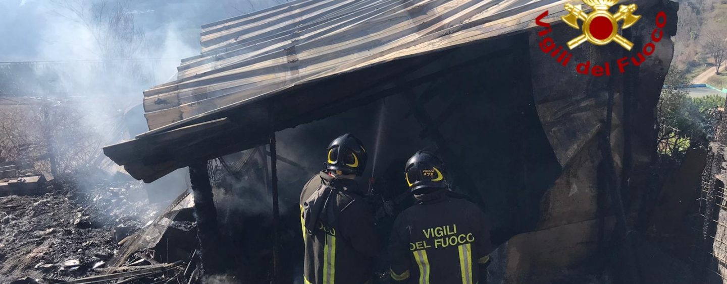 Incendio in un deposito di legno a Capriglia, determinante l’intervento dei Caschi Rossi