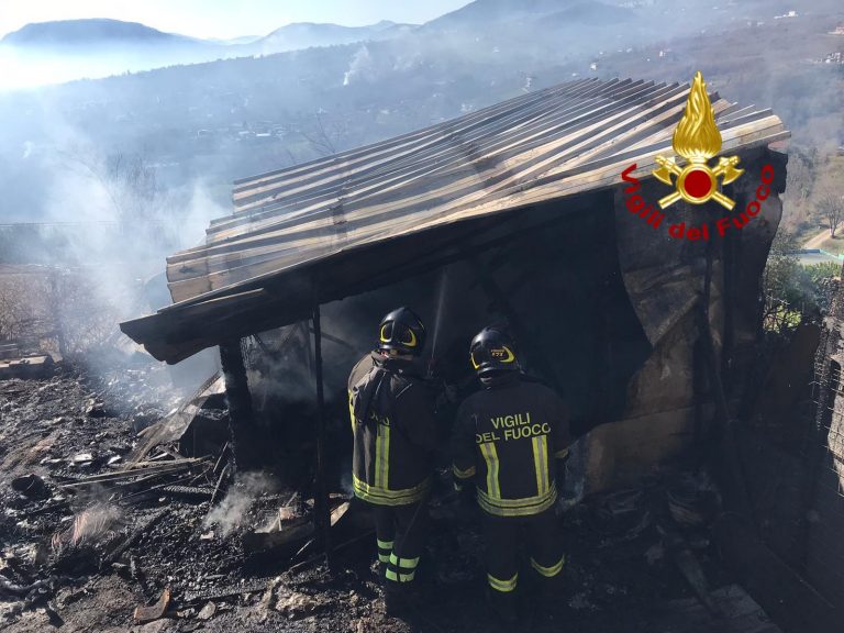 Incendio in un deposito di legno a Capriglia, determinante l’intervento dei Caschi Rossi