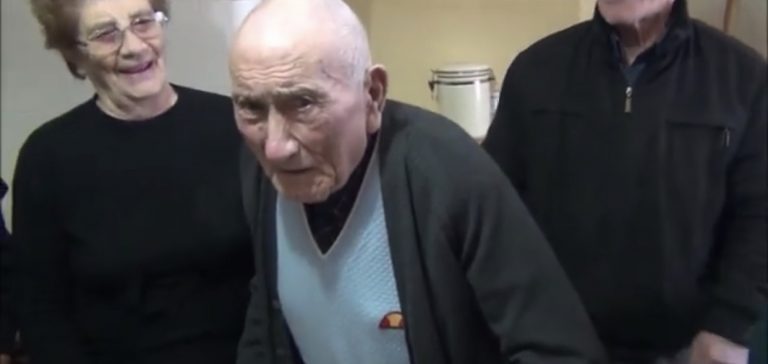 VIDEO/ Nonno Giuseppe di San Mango compie 105 anni: “Il mio desiderio? Tornare a casa mia”