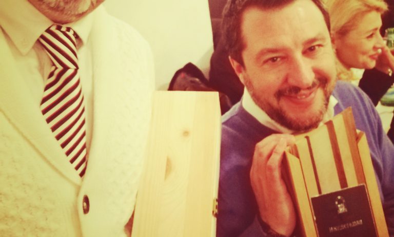 Salvini a Napoli, al leader della Lega offerto il vino Taurasi di Paternopoli