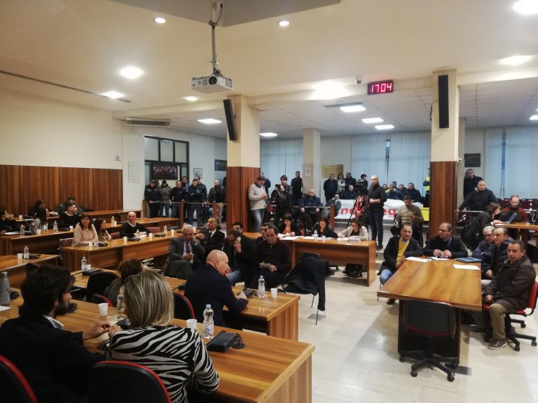 Consiglio comunale, l’Irpinia si stringe ai lavoratori Novolegno. “Chiediamo rispetto dal Governo e da Fantoni”