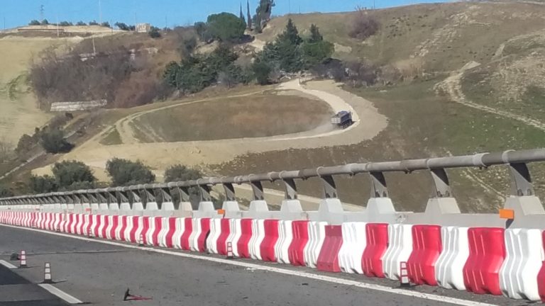 Sequestri barriere, il Gip boccia Autostrade: “Doppia corsia aumenta rischio incidenti”