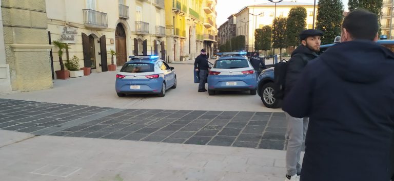 Rissa fra ragazzi africani in Piazza Libertà