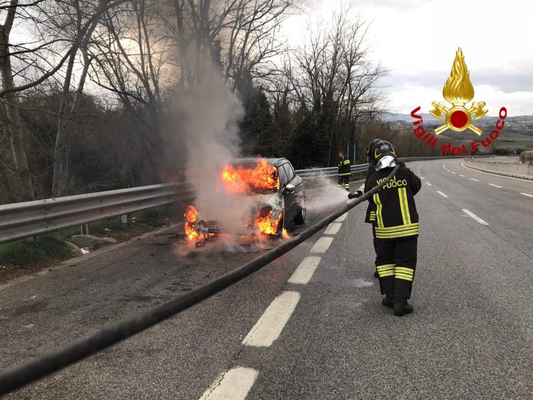 Auto in fiamme sull’A16: solo tanta paura per i due giovani occupanti