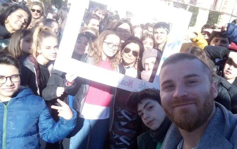 Video / Gli studenti del Perna-Alighieri scendono in piazza per dire NO al Bullismo!