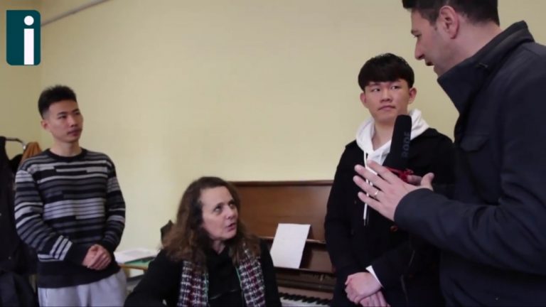 VIDEO/ Centinaia di ragazzi cinesi al Cimarosa. Cipriano: “Studenti affascinati dalla lirica e dalla nostra città”