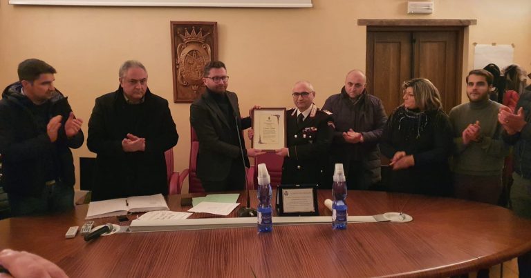 VIDEO-FOTO/ Tributo di lode al Luogotenente Ciro Di Grezia, che lascia Chiusano per il Comando Provinciale dei Carabinieri