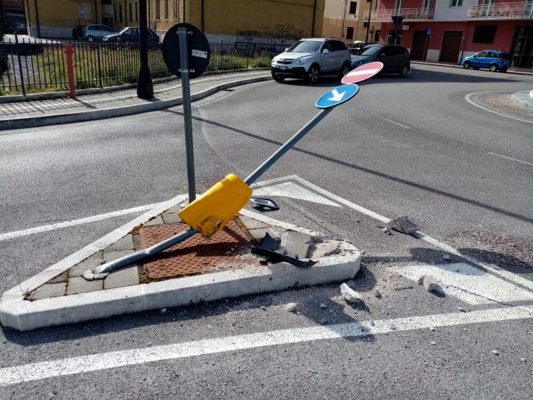 Video / Danneggiato spartitraffico a via Balestra, probabilmente colpito da un’automobile