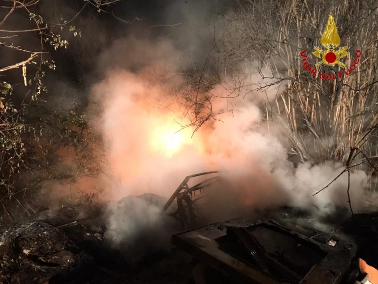 VIDEO/ Incendio sul ciglio della strada, in fiamme cumulo di rifiuti