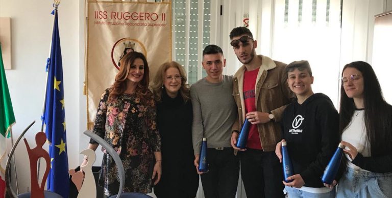 Il Ruggero II si conferma “plastic-free”: consegnate le borracce agli studenti