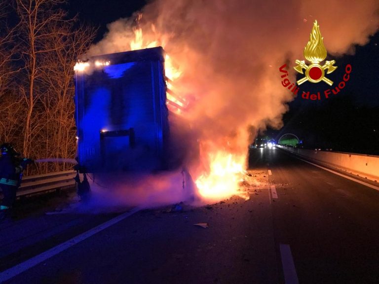 VIDEO/ Alba di fuoco sull’A16: brucia un autocarro, disagi alla circolazione