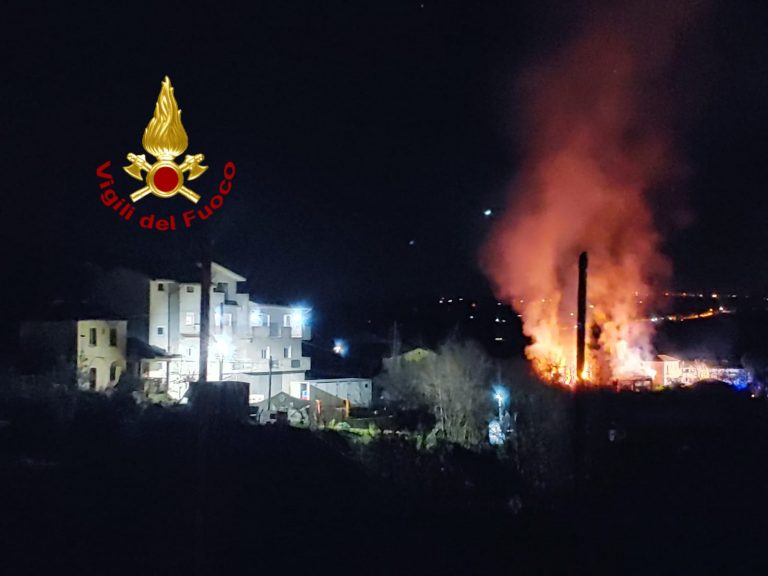 Fiamme alte ad Ariano Irpino: si cerca di salvare dal fuoco la vicina abitazione