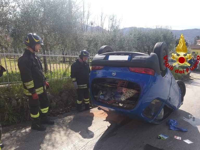 Sbanda con l’auto e si ribalta: donna in ospedale
