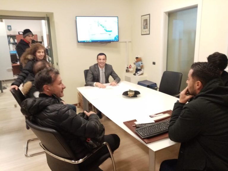 Video / Vicenda mercato, Festa incontra gli ambulanti: ” Prendo atto dei suggerimenti, domani ci saranno aggiornamenti “